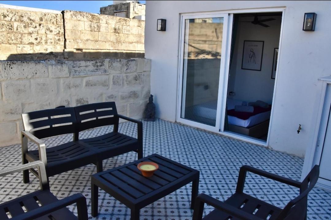 Chic Penthouse Industrial-Style Apartment Mosta Bagian luar foto