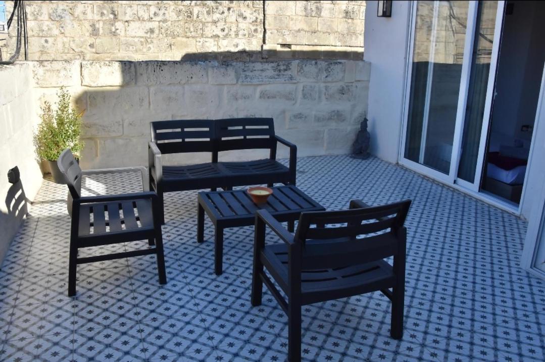Chic Penthouse Industrial-Style Apartment Mosta Bagian luar foto