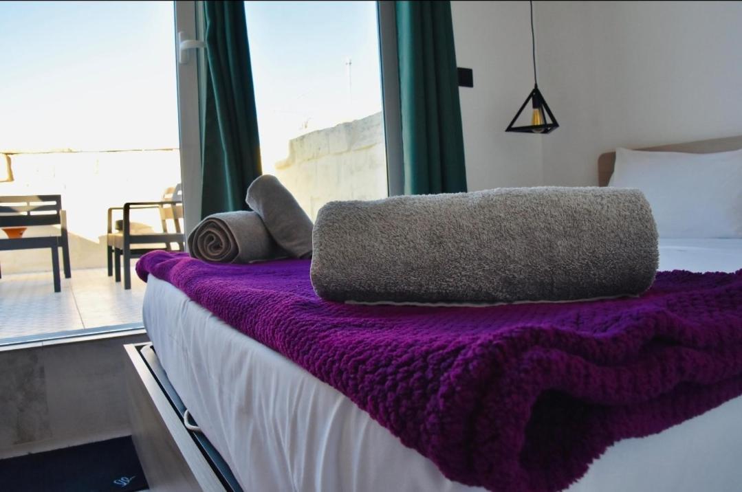 Chic Penthouse Industrial-Style Apartment Mosta Bagian luar foto