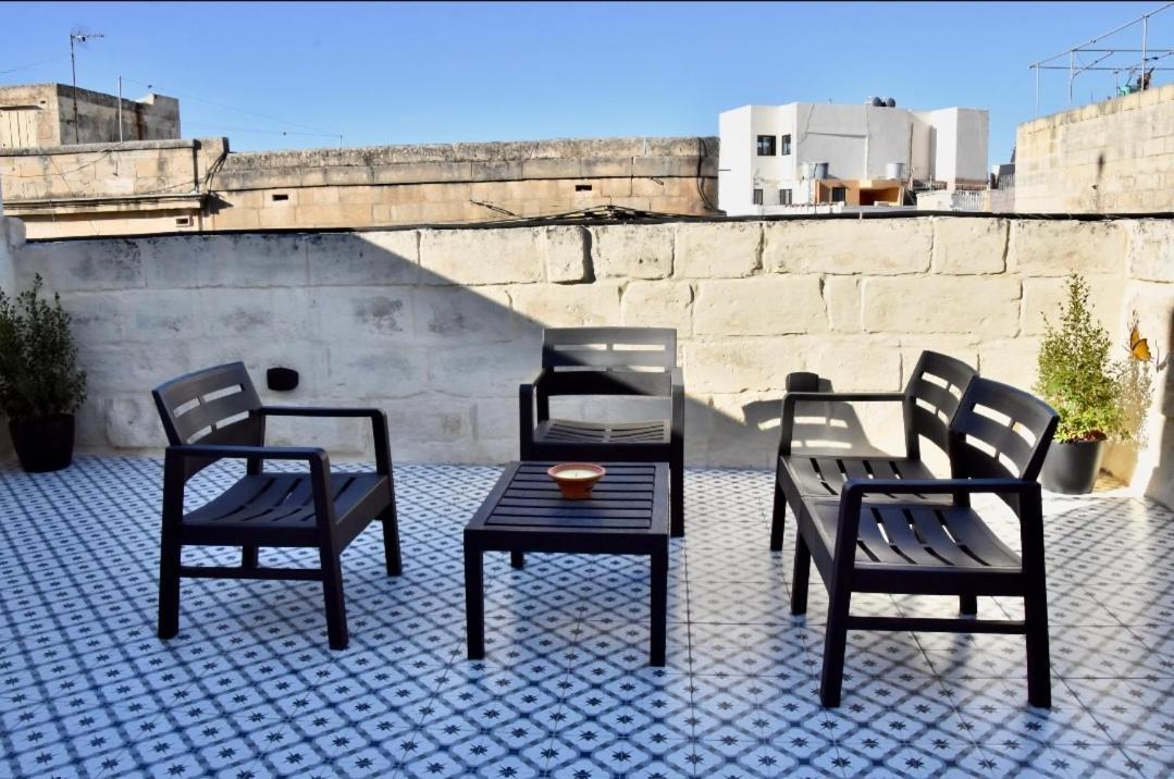 Chic Penthouse Industrial-Style Apartment Mosta Bagian luar foto