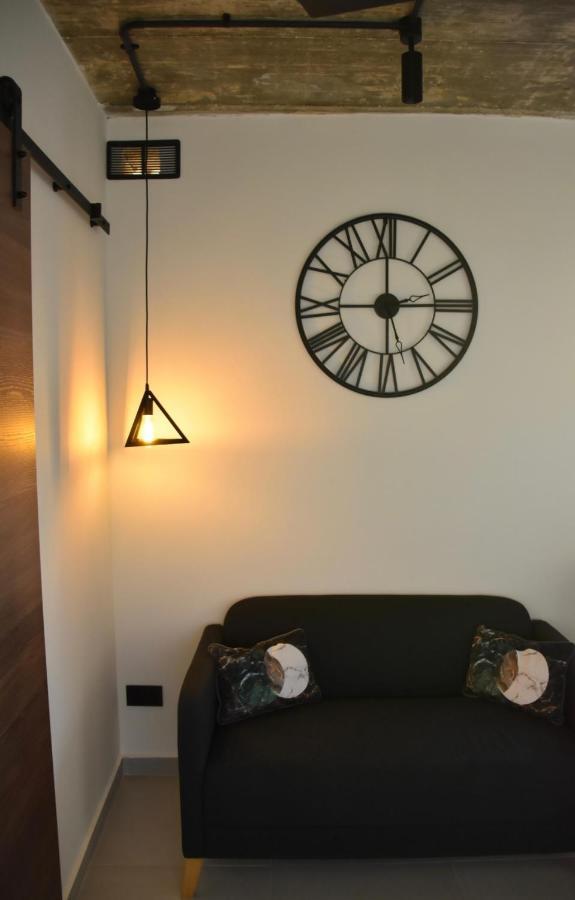 Chic Penthouse Industrial-Style Apartment Mosta Bagian luar foto