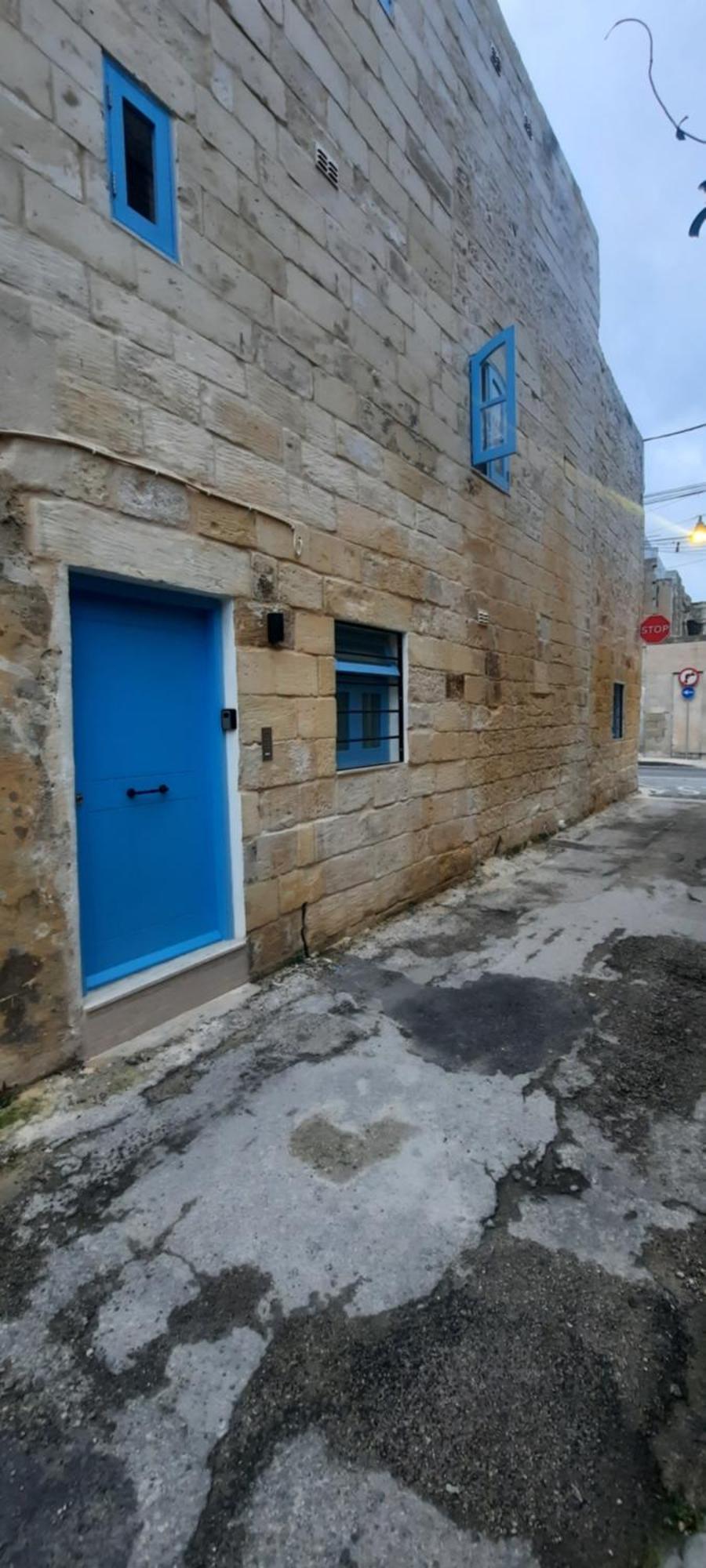 Chic Penthouse Industrial-Style Apartment Mosta Bagian luar foto