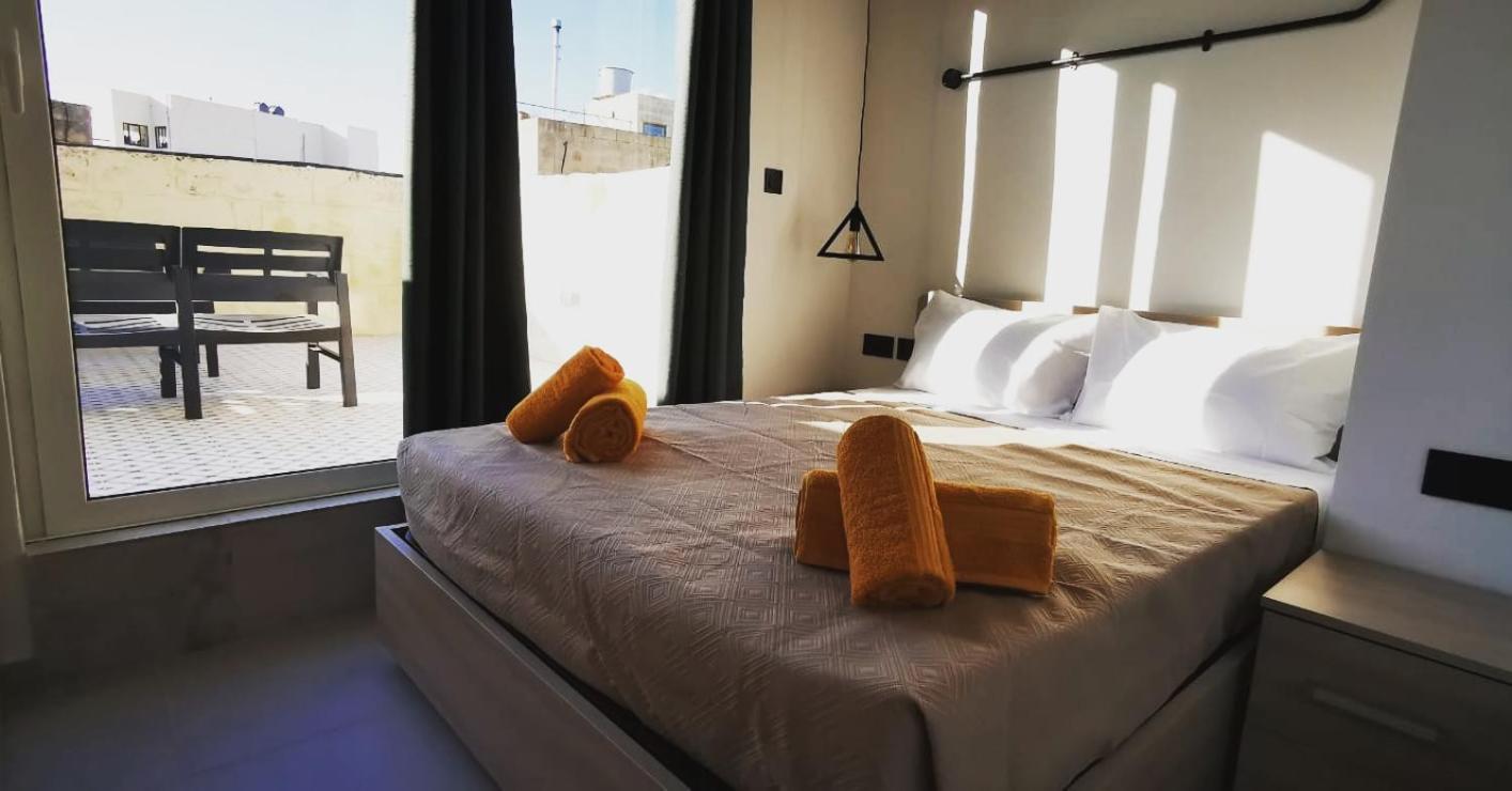 Chic Penthouse Industrial-Style Apartment Mosta Bagian luar foto